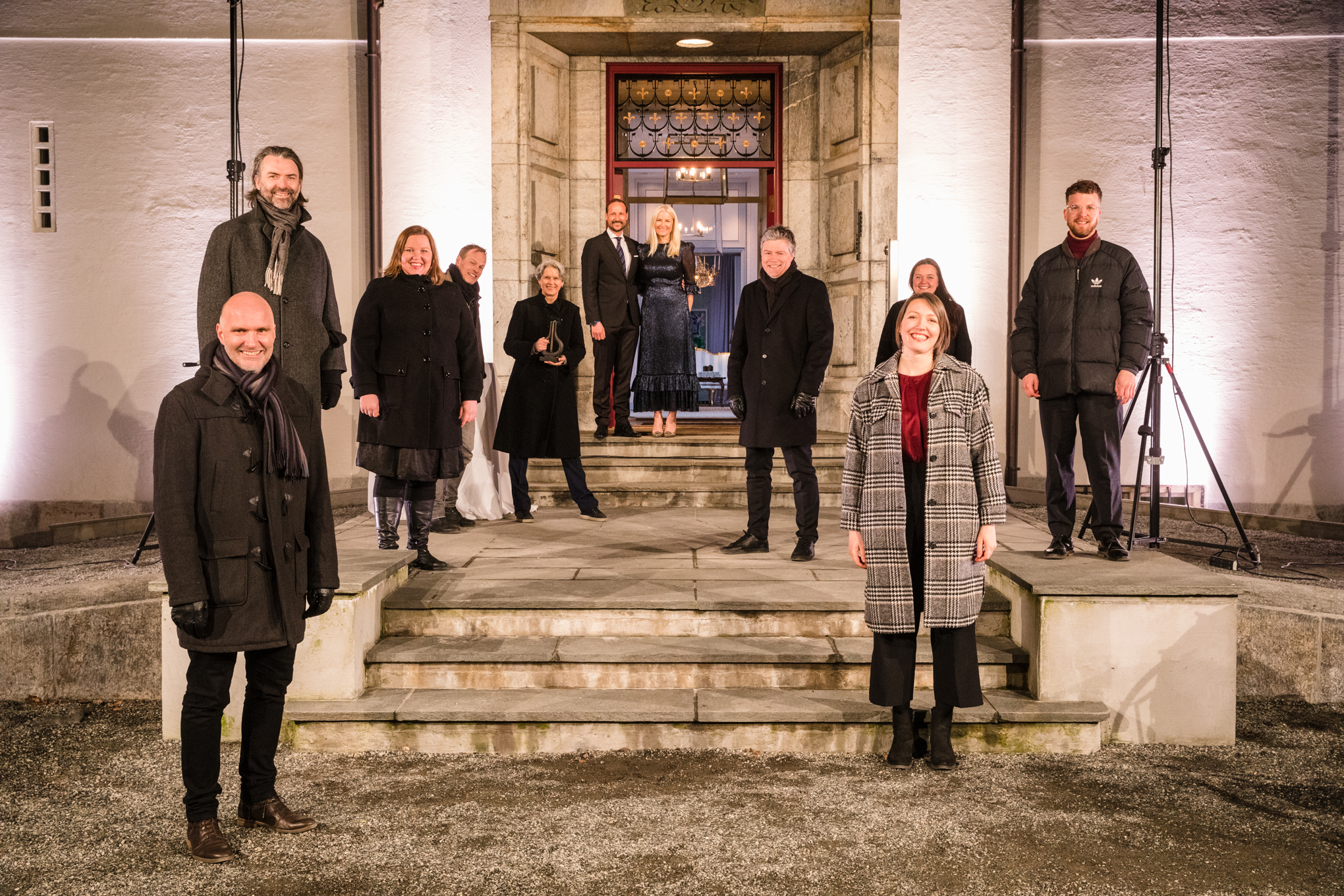 Solistkoret mottar Spellemannprisen utenfor Kronprinsparets bolig på Skaugum. Foto: Robin Bøe